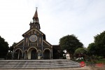 Nhà thờ Chánh tòa Kon Tum còn có tên gọi thân mật là Nhà thờ gỗ, có kiến trúc độc đáo gây ấn tượng với du khách gần xa.