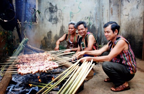 Thịt nhím được nhồi vào ống lồ ô nướng dùng để đãi các dịp lễ hội