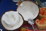 Hình ảnh quả dừa sáp béo ngậy có giá khoảng 250.000 đồng/trái.