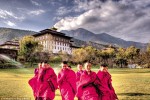 Các nhà sư trẻ đang di chuyển trước cổng cung điện của nhà vua ở thủ đô Thimpu. Đây là bức ảnh do chính quốc vương Bhutan Jigme Khesar Namgyel Wangchuck chụp.