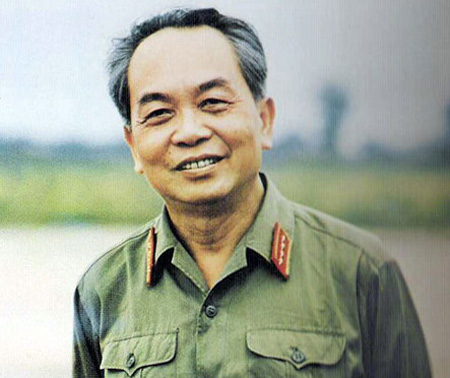 Đại tướng Võ Nguyên Giáp cùng với PGS.TSKH. Nguyễn Thới Nhâm
