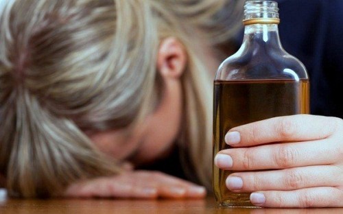 Bên cạnh tình trạng mất nước, rượu còn ảnh hưởng tới hoạt động của não.