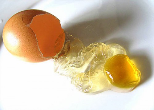 Trứng gà giả: Với thành phần hóa chất được phỏng đoán để làm giả trứng như hàn the, paraphin, axít, chất dẻo, phèn chua...