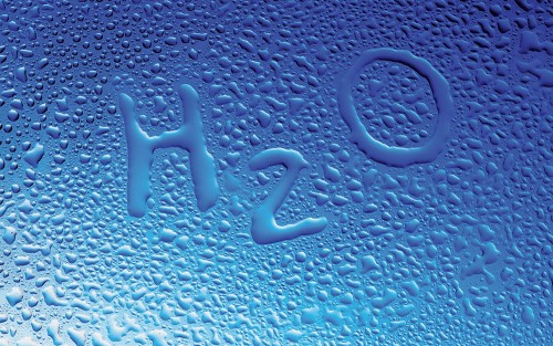 Uống nhiều nước trong ngày và vào ban đêm trước khi đi ngủ để cơ thể của bạn vẫn giữ đủ nước trong cả 24 giờ