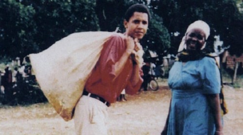 Tổng thống Mỹ Obama chụp ảnh cùng bà nội Sarah Hussein Obama trong chuyến về thăm quê Kenya năm 1987.