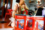 Người bán hàng cam kết hộp sâm này là hàng nhập khẩu chính gốc Triều Tiên, tuy nhiên nhãn phụ tiếng Việt của sản phẩm lại ghi nguồn gốc từ Hong Kong, Trung Quốc - Ảnh: NAM TRẦN