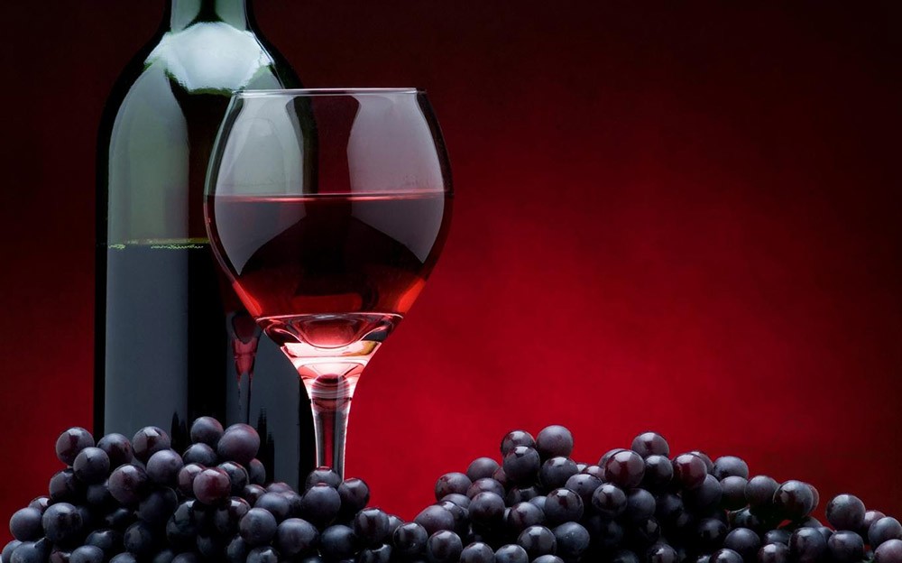 Phần lớn các nghệ nhân làm rượu vang quyết định thời điểm gặt hái nho bằng thông qua việc đánh giá mầu sắc nho và nếm quả nho