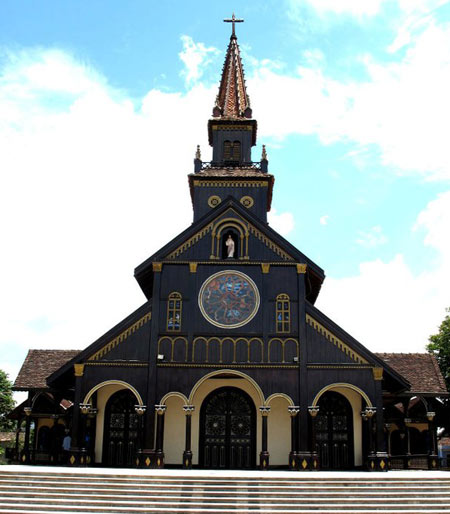 Nhà thờ gỗ Kon Tum do một linh mục người Pháp khởi công xây dựng năm 1913, hoàn thành năm 1918