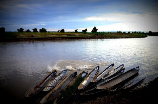 Thuyền độc mộc - một phương tiện đi lại trên sông luôn gắn liền với đời sống của người Ba Na. Thuyền giúp người dân vận chuyển lúa, bắp trên nương rẫy; măng, củi, gỗ... trong rừng xuôi về làng.