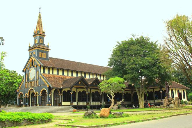 Nhà thờ gỗ Kon Tum, một địa điểm tham quan nổi tiếng