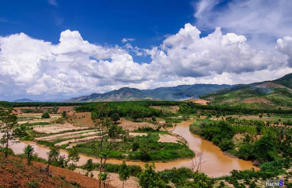 Kon Tum là vùng cao nguyên đất đỏ bazan, hùng vĩ với biết bao thắng cảnh tuyệt đẹp cùng với nền văn hoá lâu đời của các dân tộc anh em. Dòng sông Pô Kô cuộn chảy mang nặng phù sa, đôi bờ cây xa