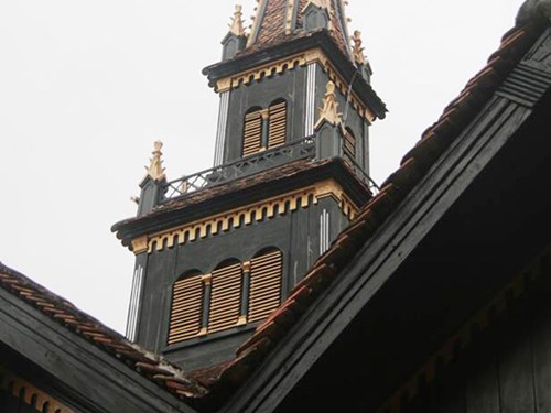 Nhà thờ gỗ Kon Tum giữa mùa bằng lăng trắng