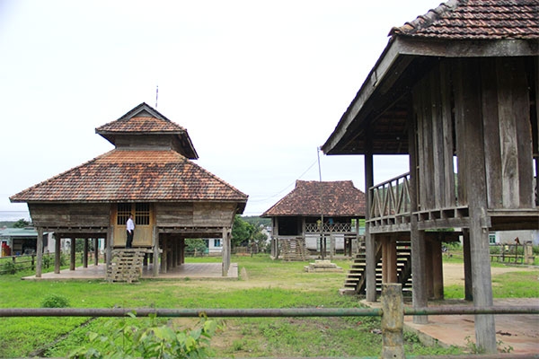 Nhà Rông xây dựng theo kiểu “mẹ và hai con” của người Brâu nằm ở giữa biên giới 3 nước Việt - Lào - Campuchia