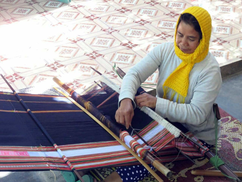 Bà Y Byưt ở làng Kà Đừ, thị trấn Sa Thầy, tỉnh Kon Tum đang dệt vải.
