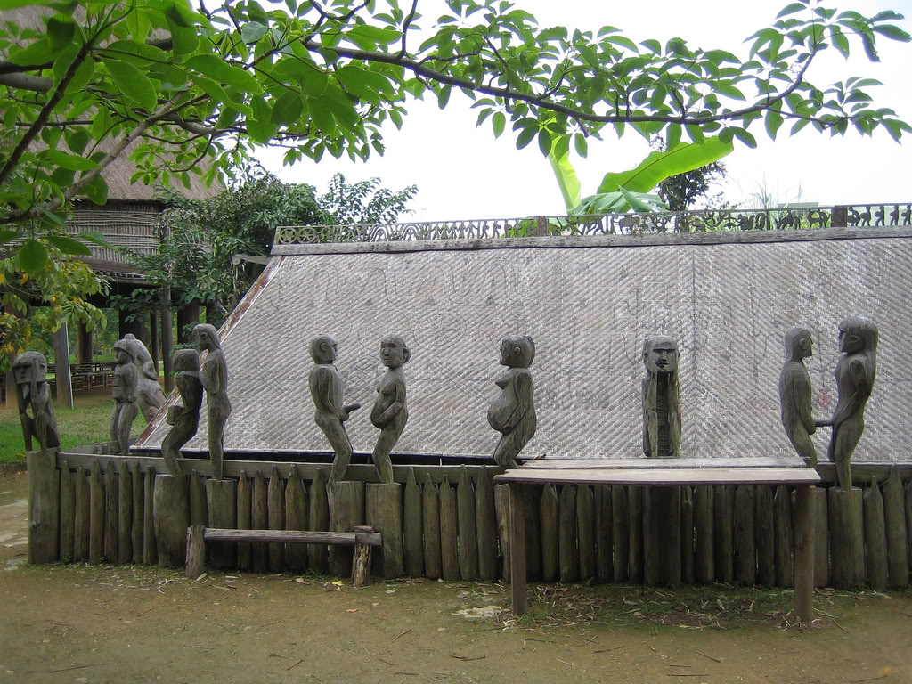 Những năm qua, các tượng gỗ trong “làng ma” được đựng lên chính là nhờ đôi bàn tay khéo léo của ông A.Ren”.