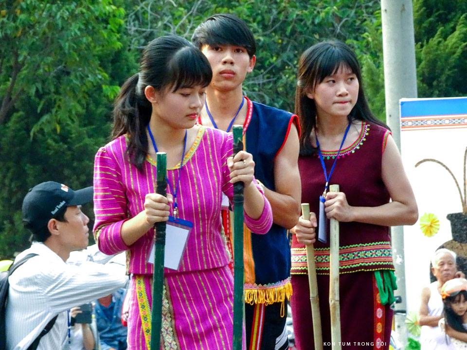 Đi cà kheo trong lễ hội đường phố Kon Tum 2016 - Kon Tum Trong Tôi