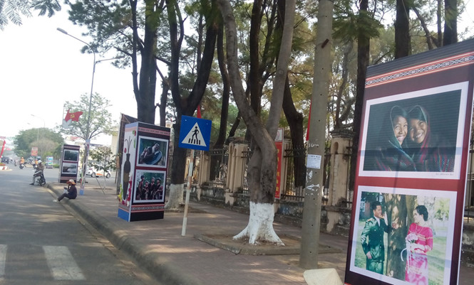 Những bức ảnh triển lãm được bày tại các đường phố của TP.Kon Tum - Ảnh: Phạm Anh