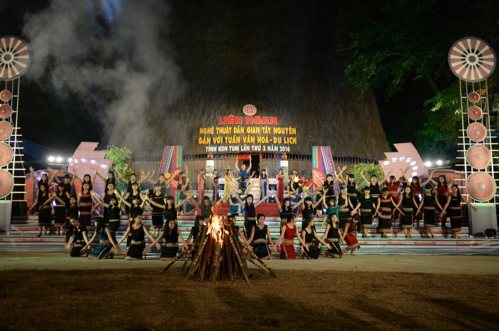 Liên hoan nghệ thuật dân gian Tây Nguyên gắn với Tuần Văn hóa – Du lịch tỉnh Kon Tum lần 3 năm 2016 đã chính thức khai mạc