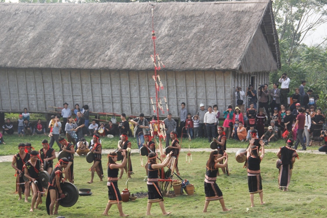 Lễ cầu may mắn, bình yên cho dân làng của người Ba Na, Kon Tum 2