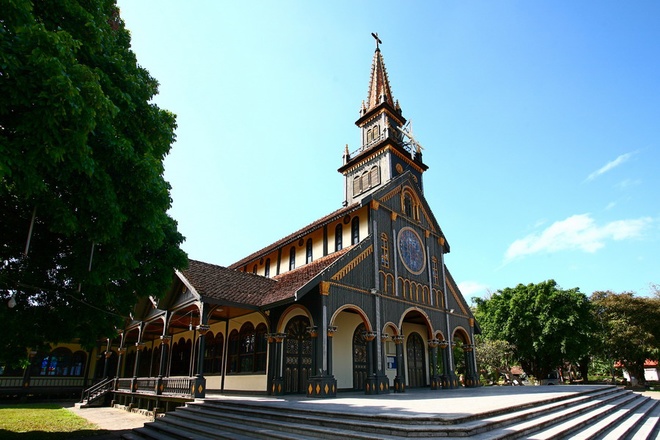 nhà thờ gỗ kon tum