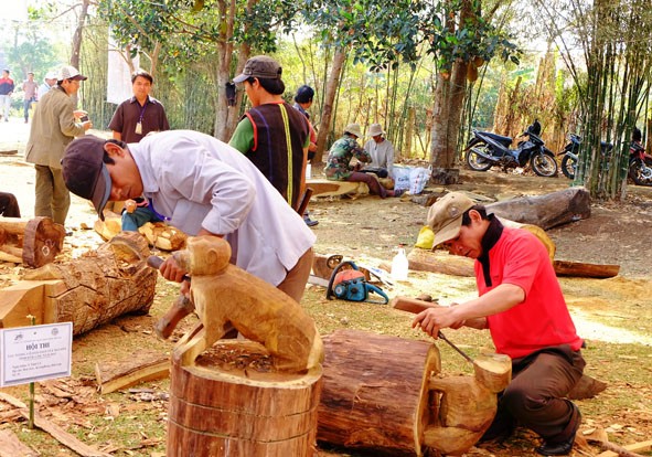 Các nghệ nhân tham gia Hội thi tạc tượng gỗ Tây nguyên năm 2015. Ảnh: Lê Hương
