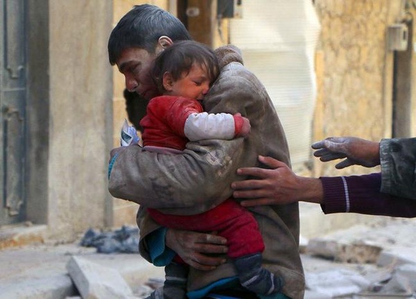 anh trai khi cứu em gái khỏi đống đổ nát sau một cuộc bạo động ở Syria