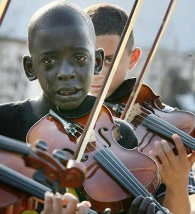 Cậu bé da đen chơi violin trong đám tang của người thầy đã dạy cậu những nốt nhạc đầu tiên.