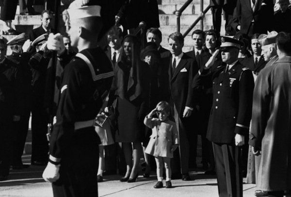 John F. Kennedy Jr. trong tang lễ của cha