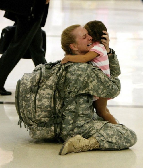 Terri Gurrola gặp con gái sau 7 tháng phục vụ ở chiến trường Iraq.