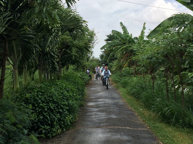 Dạo trên đường làng là một trải nghiệm khám phá thú vị - Ảnh: Trần Thùy Linh