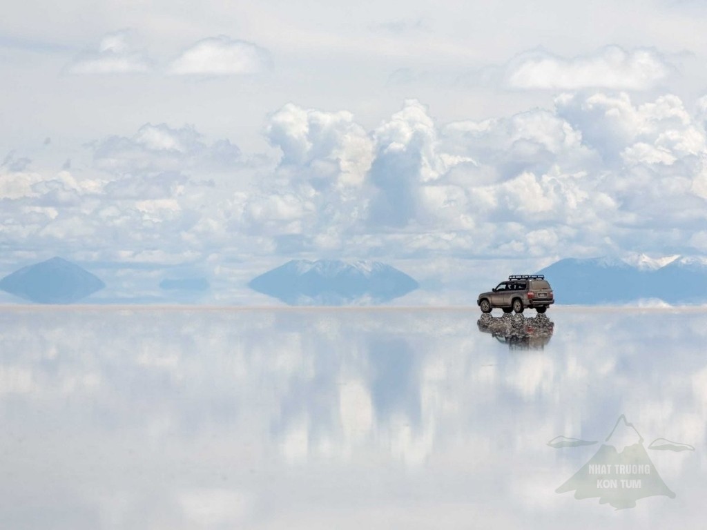 Lái ô tô qua Salar de Uyuni của Bolivia