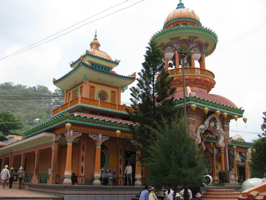 Đây là một ngôi chùa có kiến trúc rất đặc biệt, bởi nó kết hợp phong cách nghệ thuật Ấn Độ và kiến trúc cổ dân tộc đầu tiên tại Việt Nam